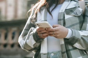 Un sondaj indică faptul că germanii sunt atât de dependenti de telefoanele mobile, încât nu le lasă nici în timpul vizitelor la baieea noastră”