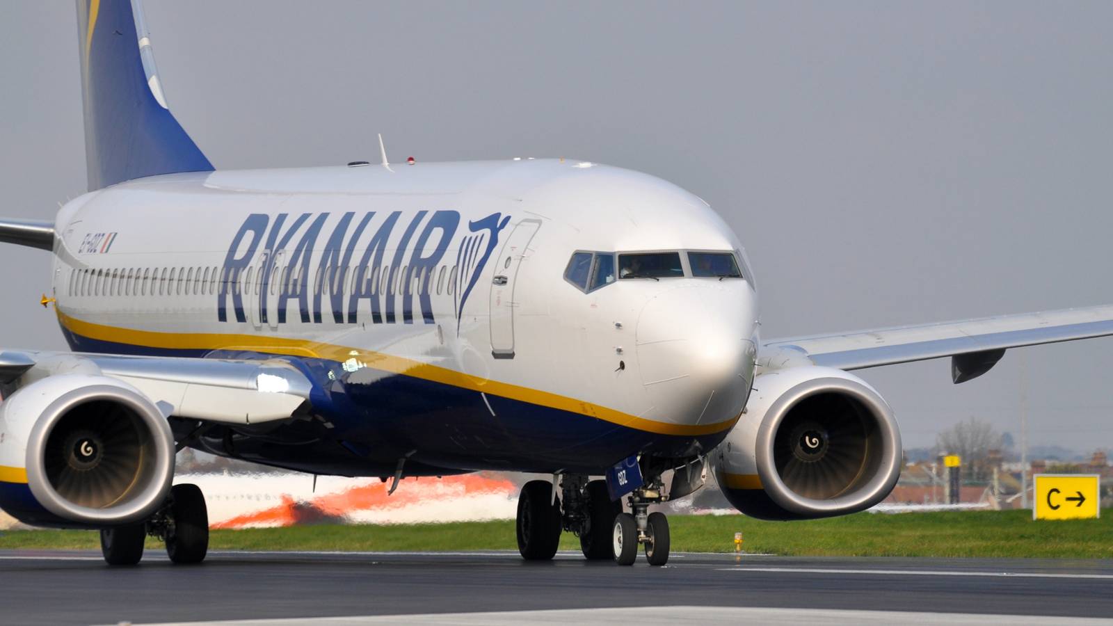 Ryanair renunță la tichetele de îmbarcare pe hârtie.