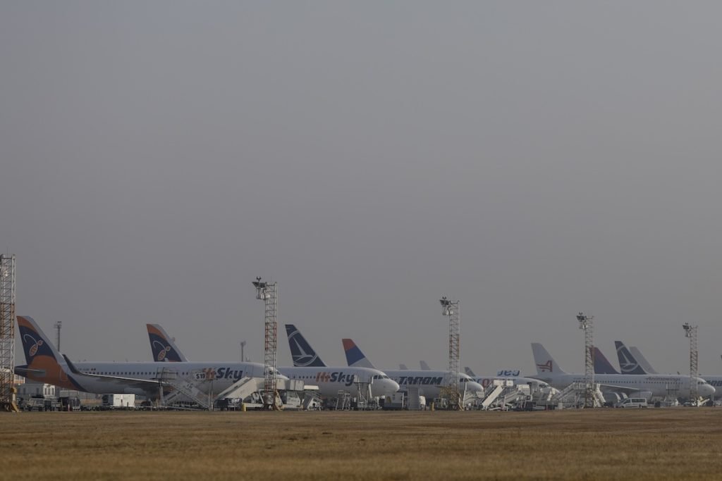 [ad_1] Trei avioane, inclusiv unul militar, au aterizat de urgență pe pista 08R a Aeroportului Otopeni, deși această pistă este folosită în principal pentru decolări