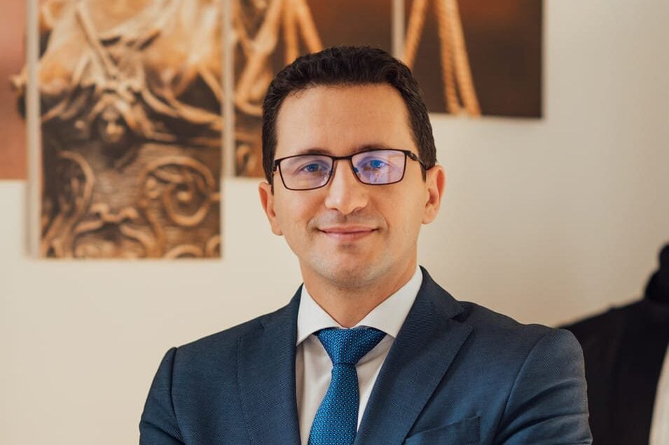 Judecătorul CSM Alin Ene acuză liderul USR de presiune excesivă asupra CCR, cu câteva zile înainte de decizia referitoare la pensiile magistraților; acesta din urmă, fost polițist și absolvent de Academia de Poliție, a încasat în 2024 aproape 10.000 de euro lunar