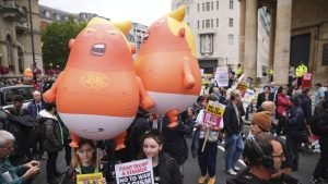 Britanicii își arată nemulțumirea în legătură cu vizita lui Trump prin proteste, proiecții și programe.