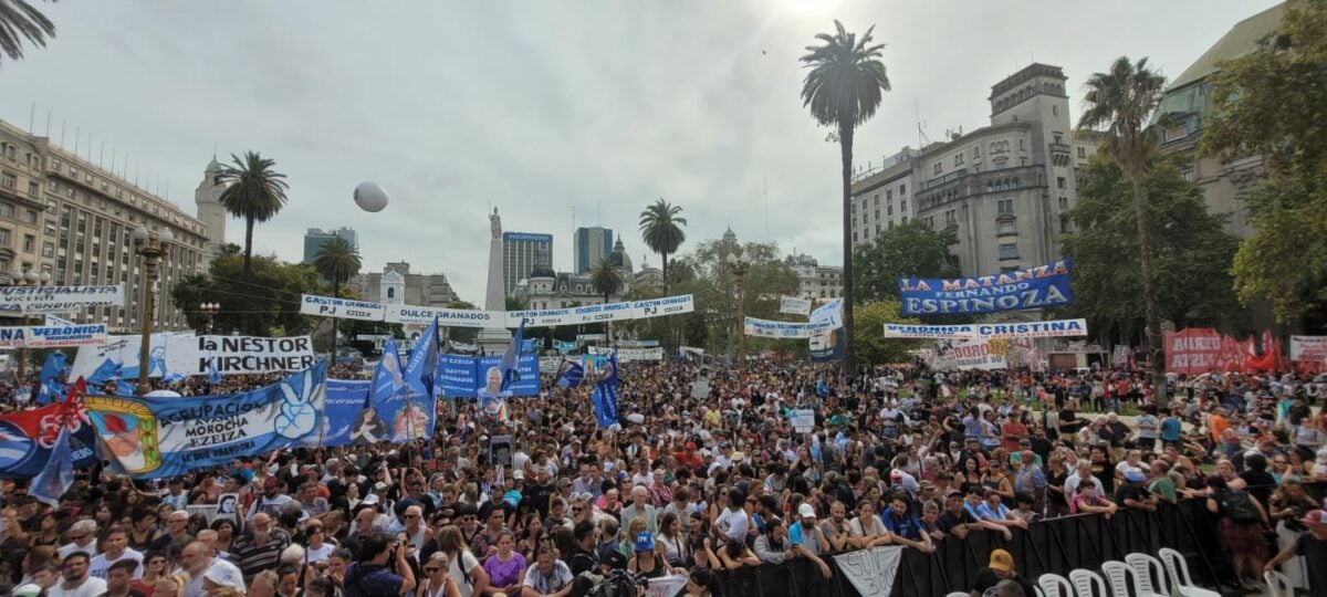 [ad_1] Mii de persoane au protestat sâmbătă în capitala Argentinei pentru a cere justiție în cazul a trei tinere ucise, ale căror corpuri au fost descoperite îngropate în apropierea unei case din zona suburbană sudică a Buenos Aires-ului, la câteva zile după dispariția lor