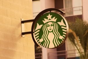 Starbucks explică politica companiei după incidentul în care un angajat a refuzat să înscrie numele Charlie Kirk pe paharul unui client