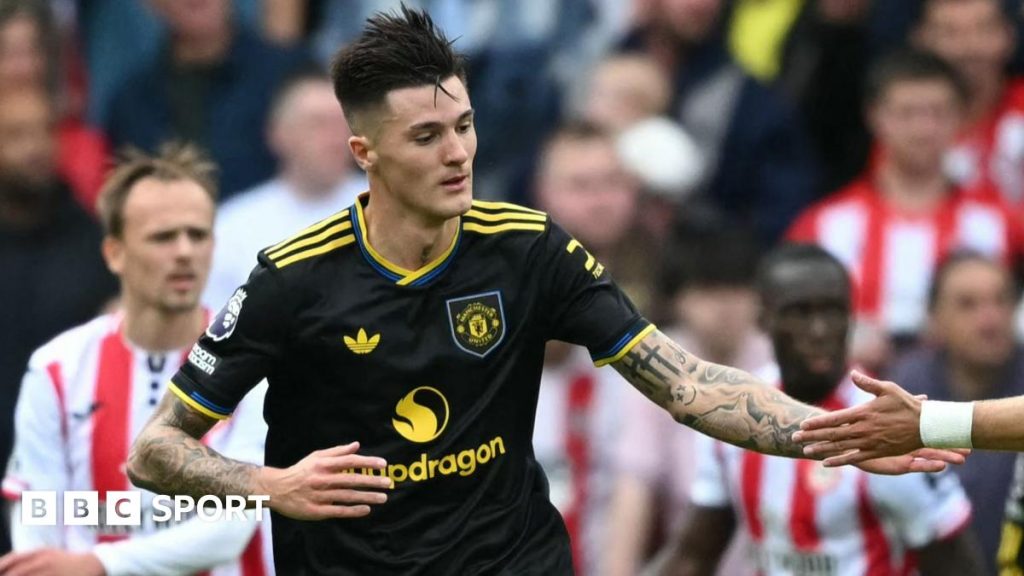 Iată o variantă reformulată a titlului: „Ligă Premier în direct: Brentford – Manchester United, primul meci din seria celor șapte, plus reacții la concedierea lui Graham Potter” 

Sau o altă variantă: 
” Premier League în direct: meciul între Brentford și Manchester United deschide seria celor șapte meciuri, împotriva contextului reacțiilor la demiterea managerului Graham Potter „