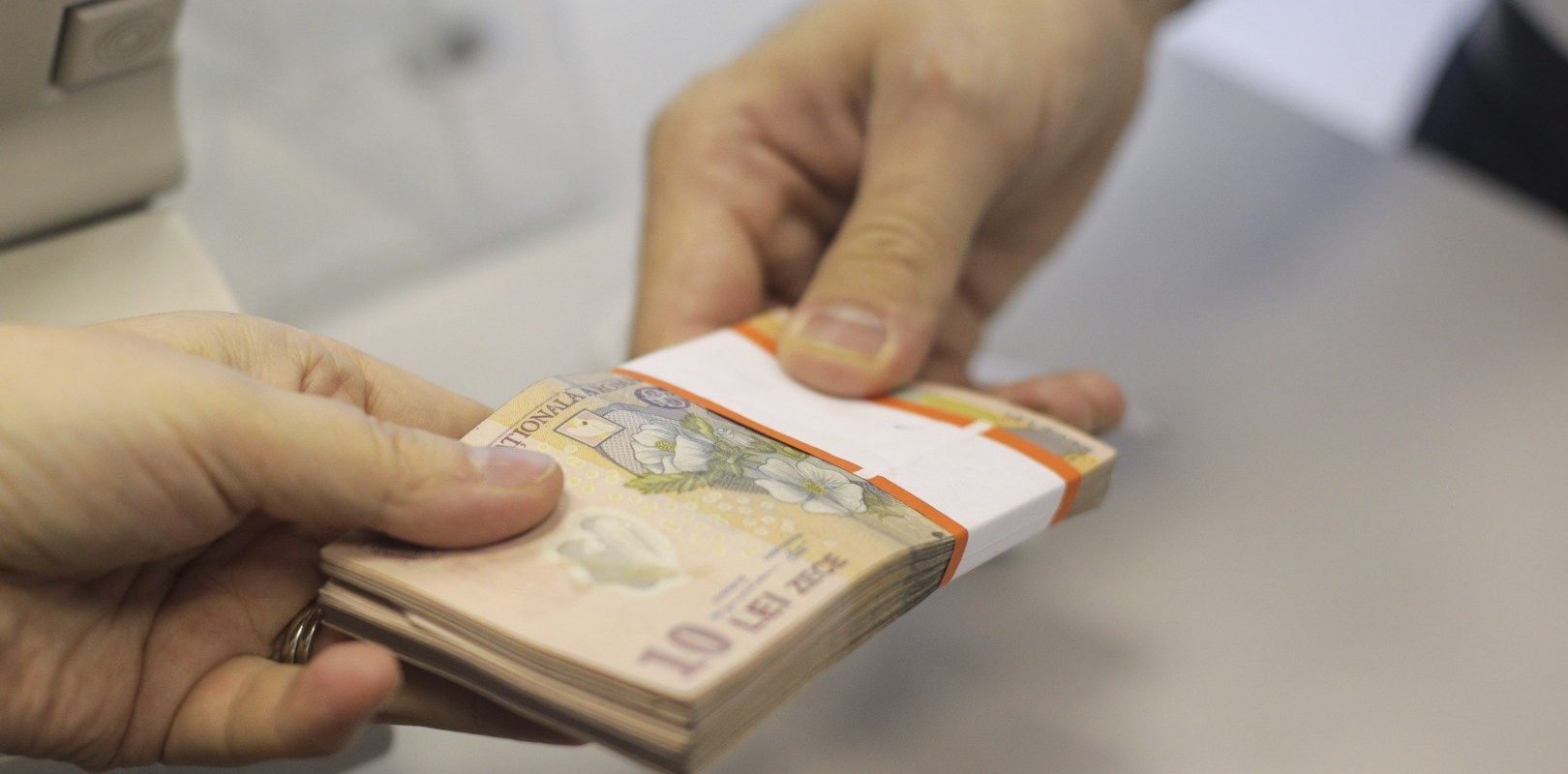 bani-lei-bancnote-cash-numerar-Sursa-foto-Inquam-Photos-Octav-Ganea-10.jpg