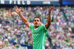 Finala Cupei Ligilor: Seattle Sounders învinge convingător Inter Miami cu 3-0, înainte ca Luis Suárez să aprindă o ceartă.

Sau, alternative:

* Finala Cupei Ligilor: Seattle Sounders obține o victorie zdrobitoare împotriva Inter Miami cu scorul de 3-0, urmată de un incident declanșat de Luis Suárez
* Seattle Sounders se impune cu o victorie categorică de 3-0 în fața Inter Miami, într-o finală a Cupei Ligilor marcată de un conflict provocat de Luis Suárez
* Rezultat senzațional în Finala Cupei Ligilor: Seattle Sounders triumfă cu 3-0 împotriva Inter Miami, după care Luis Suárez devine centrul unui scandal

Toate variantele reformulate păstrează esența și informația din titlul original, folosind sinonime pentru a oferi alternative de exprimare.