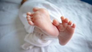 Investigații penale după înregistrarea falsă a unui nou-născut pe numele unei alte persoane la spitalul din Târgu Cărbunești, o femeie de 26 de ani fiind suspectată că a folosit actul de identitate al unei rude