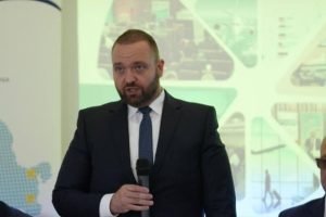 Noul conducător al Asociației Aeroporturilor din România este Bogdan Mândrescu, un apropiat al PSD, care anterior a fost amendat pentru abateri financiare în timpul mandatului de secretar de stat în Ministerul Transporturilor; fratele liderului PSD Craiova, Claudiu Manda, ocupă funcția de prim-vicepreședinte, iar secretar general este directorul Aeroportului Sibiu, care se află în centrul unei anchete recente inițiate de Parchetul European