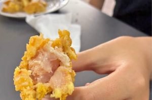 Carne crudă oferită elevilor dintr-un liceu din Oradea / Părinți își îndepărtează copiii de la cantina școlii / Reprezentanta companiei de catering susține că este un eveniment singular