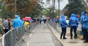 Imagini cu susținători care îl întâmpină pe Călin Georgescu în fața sediului IPJ Ilfov, după apelul lui George Simion pentru adunarea susținătorilor “suveraniști” pentru a-l susține pe fostul candidat controversat aflat în fața procesului