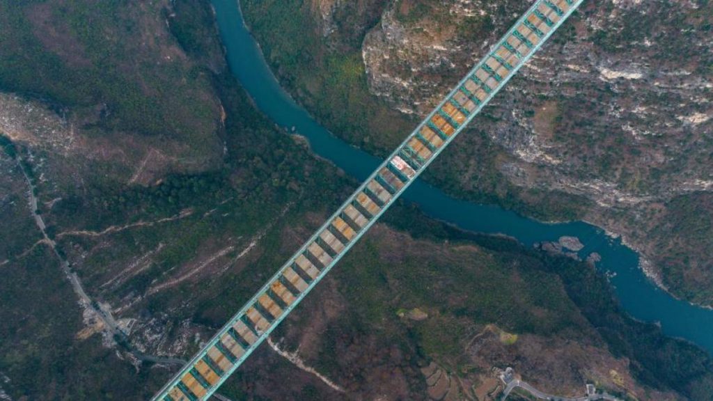 Podul cel mai înalt din lume, realizat în China, a fost inaugurat oficial pentru trafic. Acesta este atât de impresionant încât ar putea adăposti sub el două structuri de dimensiunea turnului Eiffel.