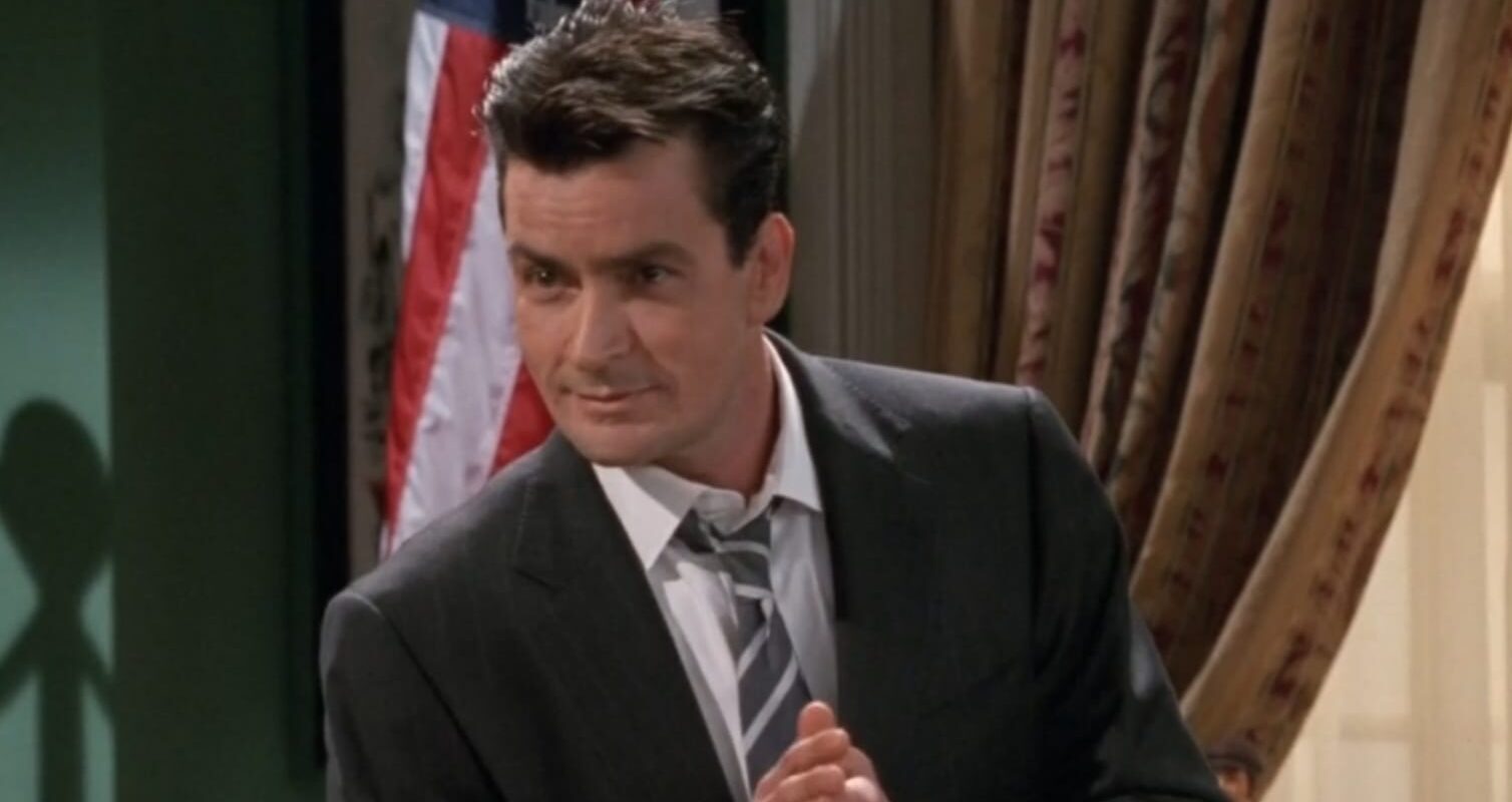 charlie-sheen-doi-barbati-si-jumatate-e1703353805778.jpg