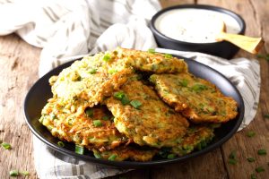 Chiftele din dovlecei și trei ingrediente suplimentare, o alternativă delicioasă la cele din carne, pregătite în tigaie, la air fryer sau cuptorea noastră”