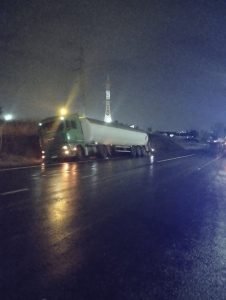 Pericol de explozie la Vaslui după răsturnarea unei cisternă cu gaz metan, cu evacuarea a 50 de persoane și transportarea unei femei de 92 de ani la spital