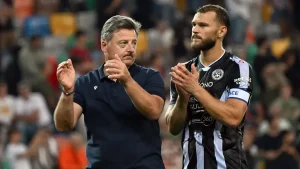 Iată o reformulare a titlului: “Udinese, trei motive pentru care meciul cu Sassuolo este crucial” 

Sau: “Udinese, trei motive pentru care confruntarea cu Sassuolo este decisivă pentru echipe” 

Sau: “Udinese, de ce meciul împotriva Sassuolo este punctul de cotitură pentru formație”