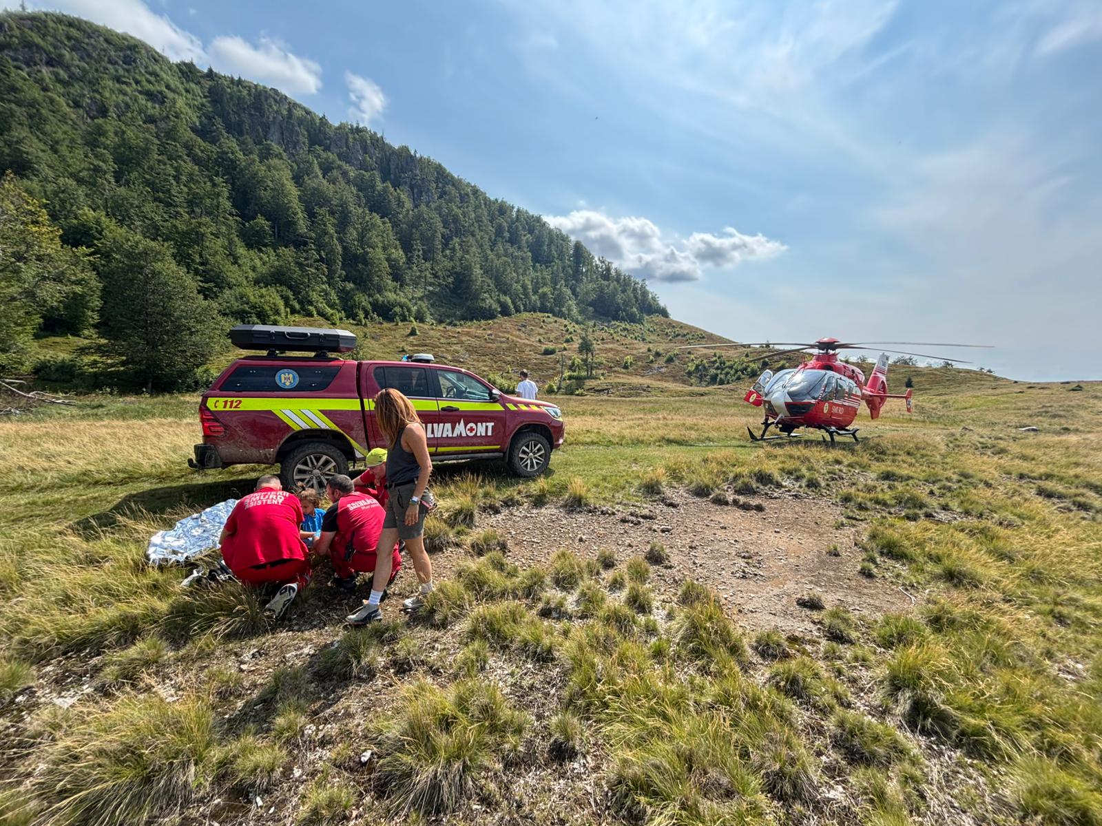 Bărbat ucrainean pierdut timp de șapte zile în munții Maramureșului, localizat de culegătorii de ciuperci și dus în stare critică la spital