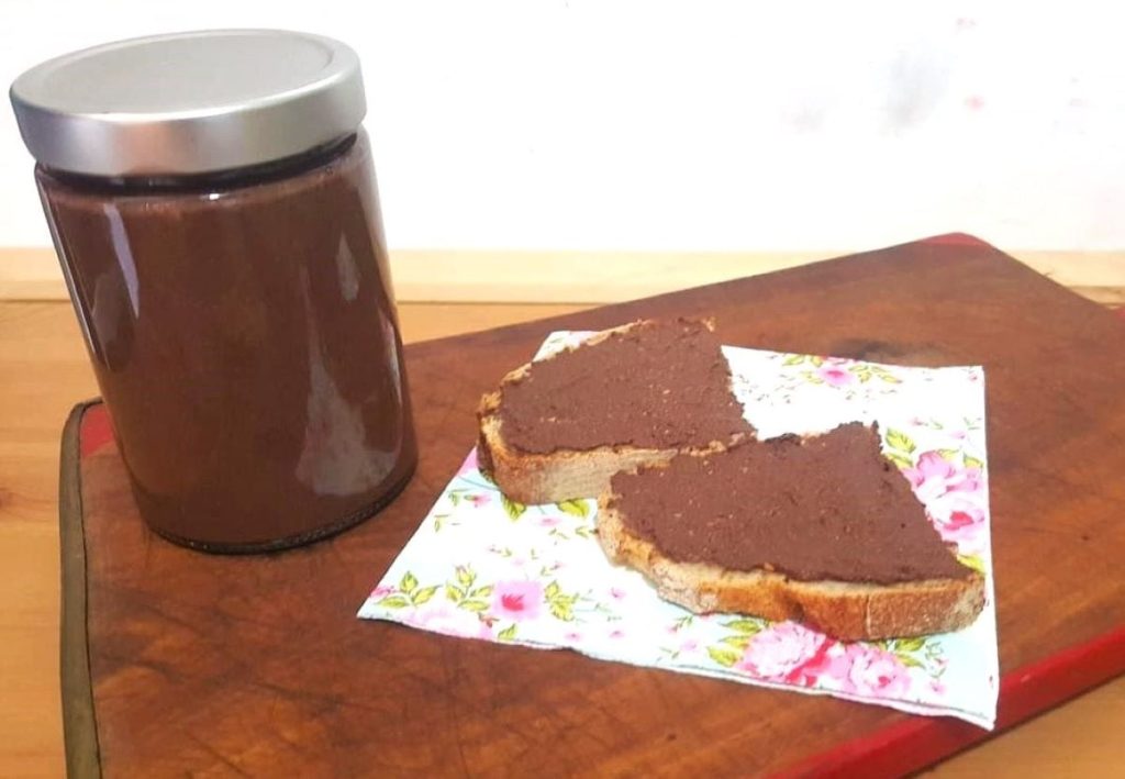 Crema de tip Nutella făcută în casă din ingrediente sănătoase, potrivită pentru vegani și pentru persoanele intolerante la lactoză sau gluten