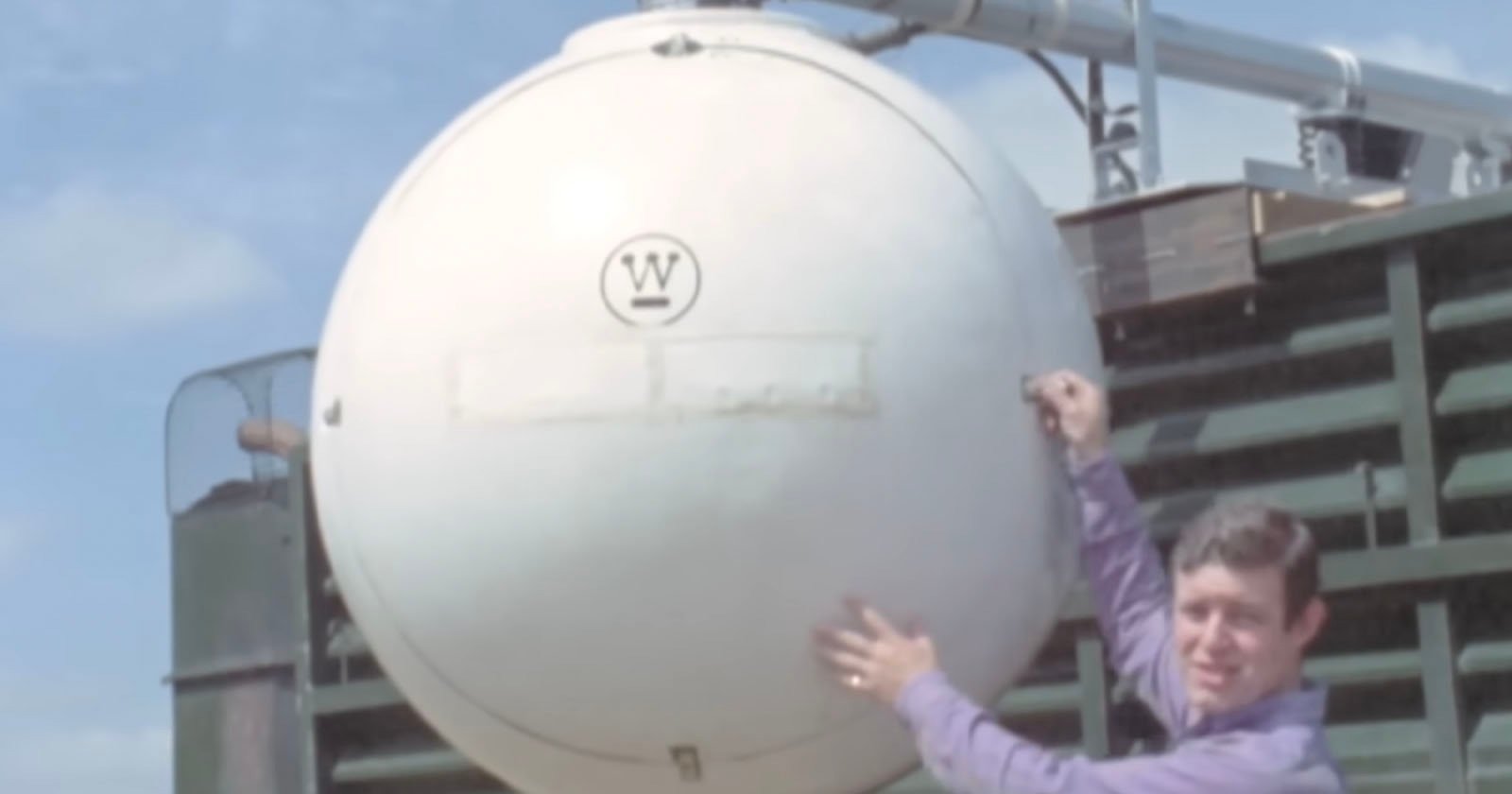 Camera giroscopică uriașă din anii ’70, demonstrând avansul tehnologic în fotografie în 2025