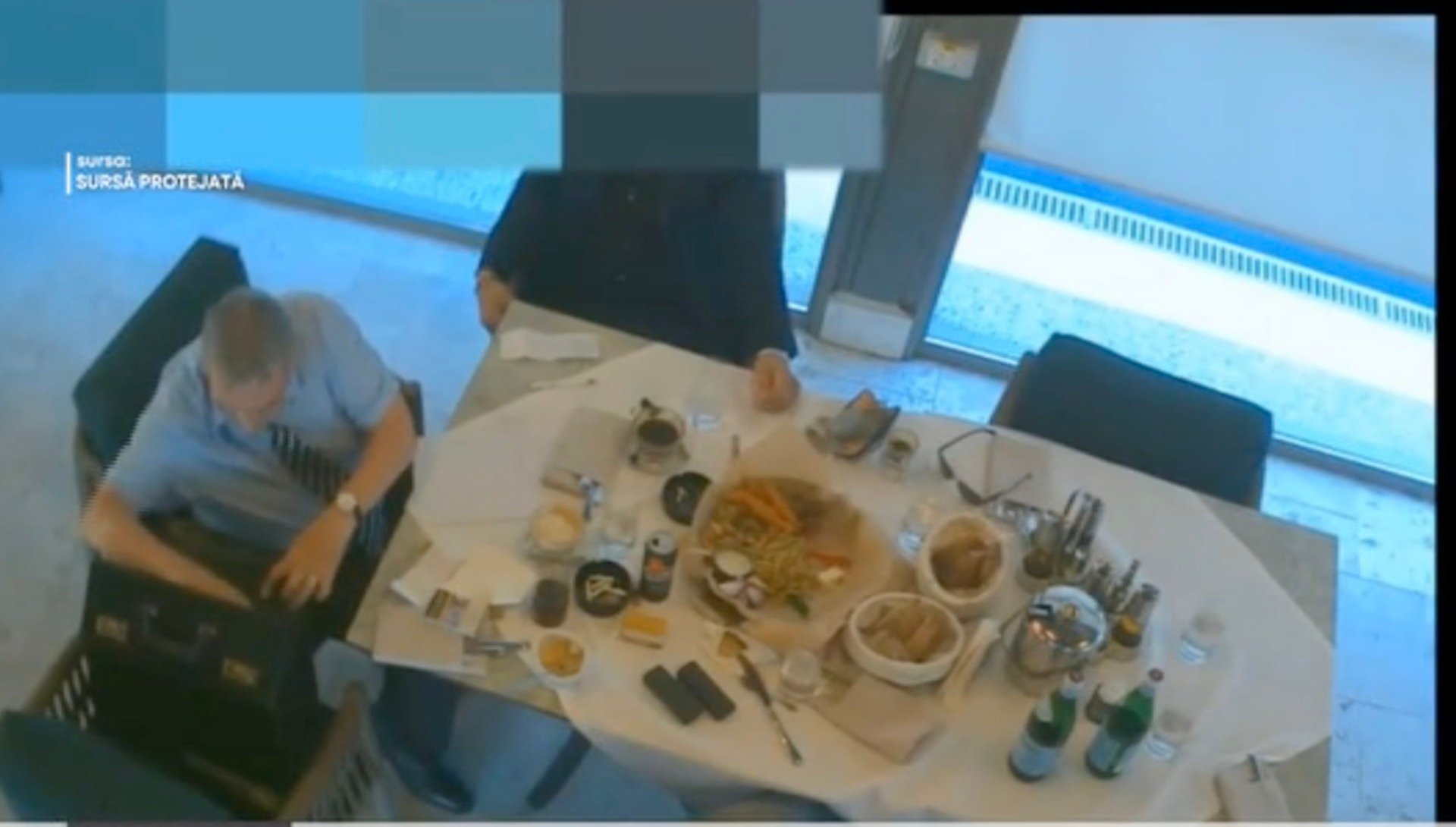 [ad_1] Imagini de la arestarea în flagrant a unui detectiv particular au fost publicate de către o televiziune națională
