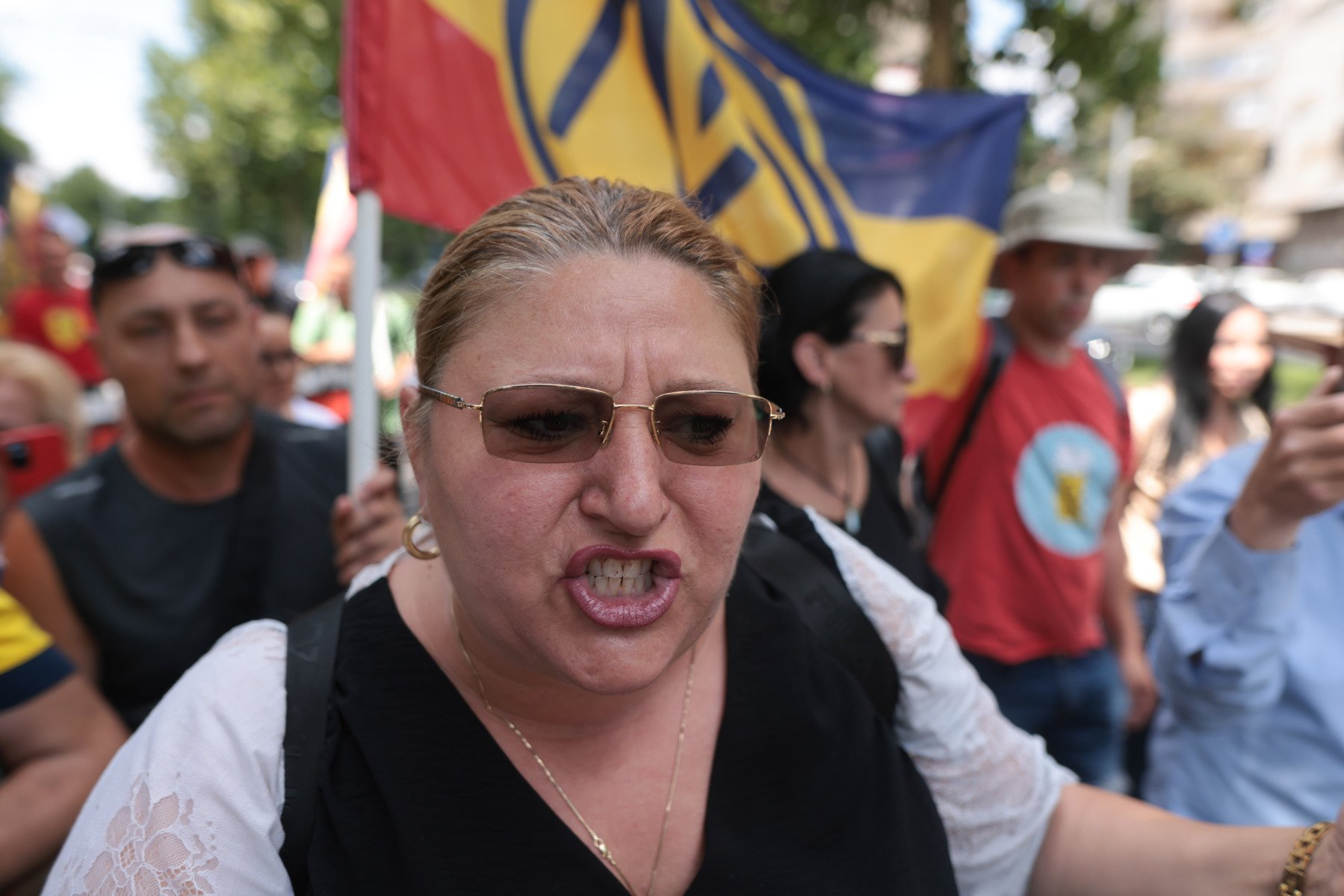 [ad_1] Parchetul General a solicitat, marți, ridicarea imunității europarlamentarei Diana Șoșoacă, fiind acuzată de diverse infracțiuni, inclusiv de lipsire de libertate, propagandă legionară și promovare de idei fasciste, rasiste sau xenofobe