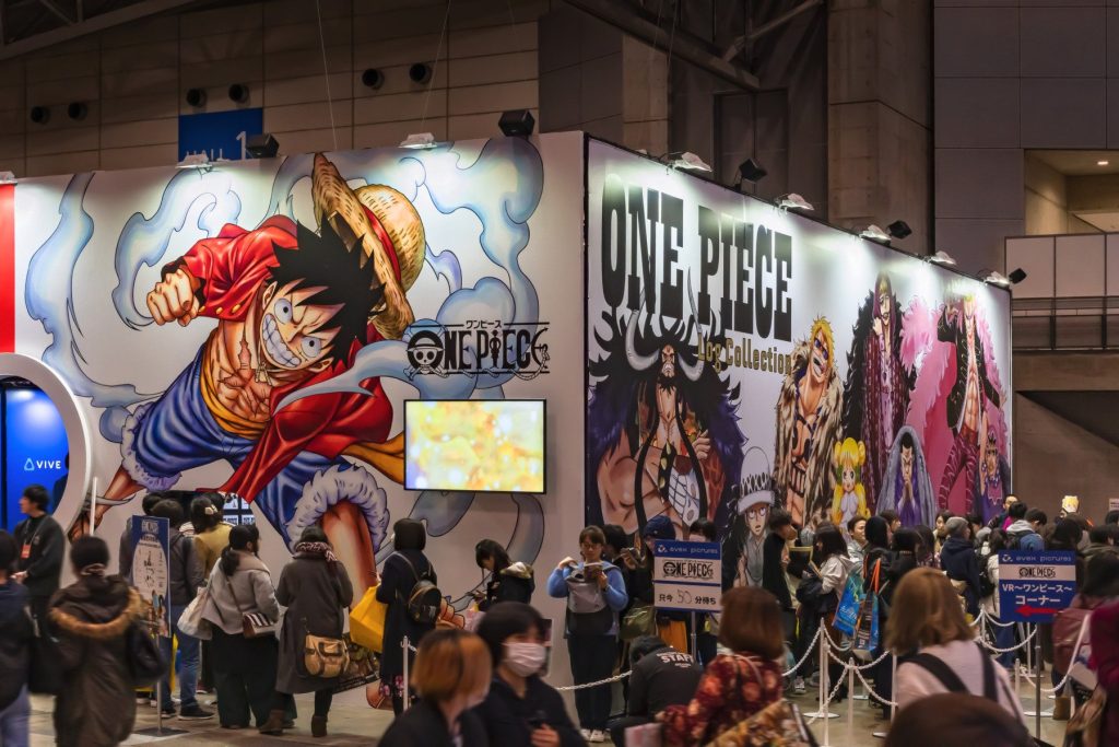 Noua emblemă a demonstrațiilor generației Z: Steagul piraților din serialul manga japonez “One Piece” devenit simbol al protestelor