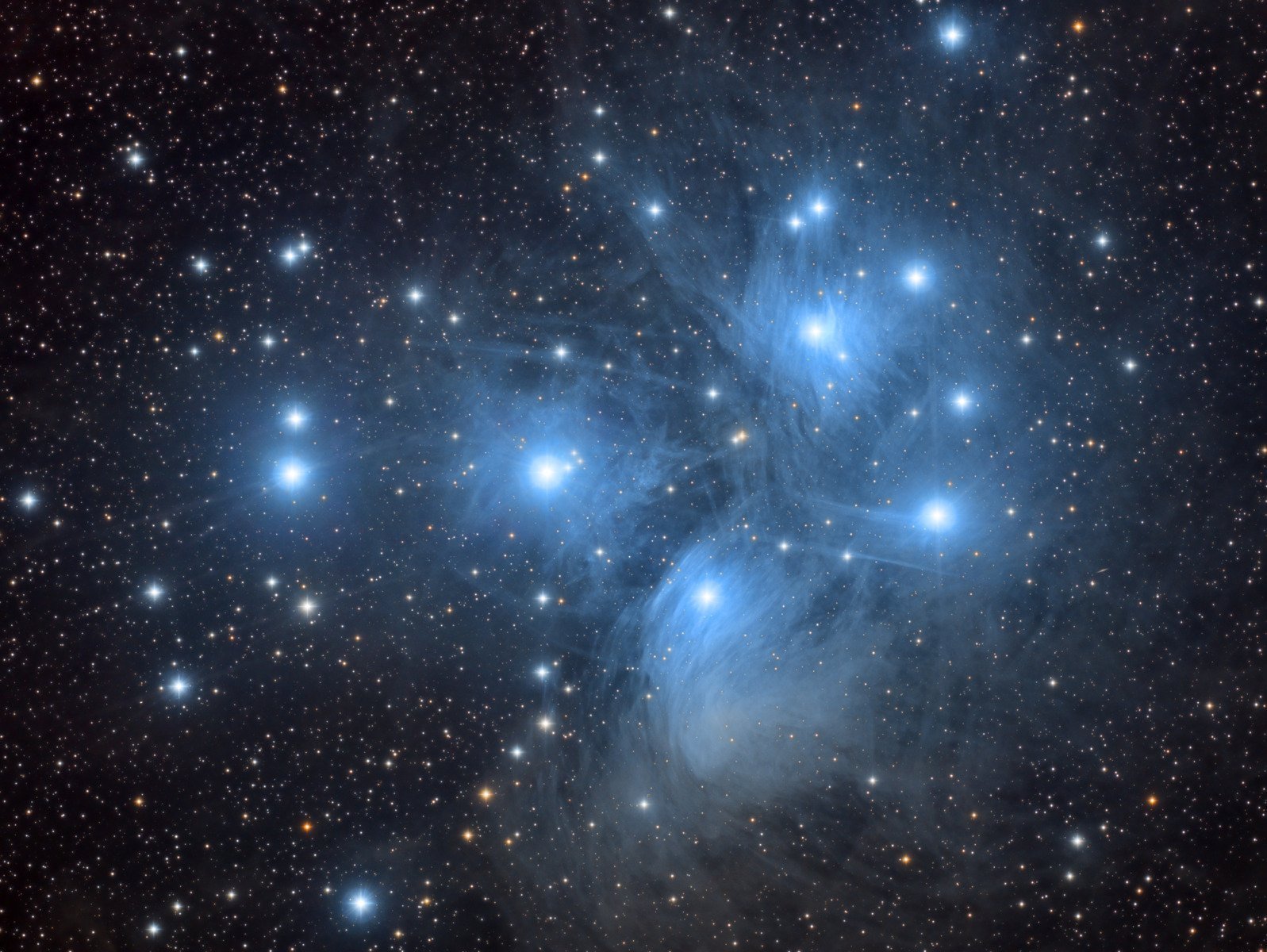 Luna traversează zona cerească cu Pleiadele în noaptea de vineri spre sâmbătă; fenomenul poate fi observat cu ochiul liber dacă cerul este senin