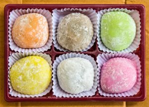 Video: Descoperă desertul japonez înghețat mochi și cum să-l prepari rapid acasă cu doar două ingrediente și aroma preferată