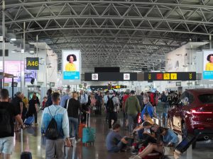 Atac cibernetic pe aeroporturi europene: haos, zboruri anulate și întârzieri în toată Europa