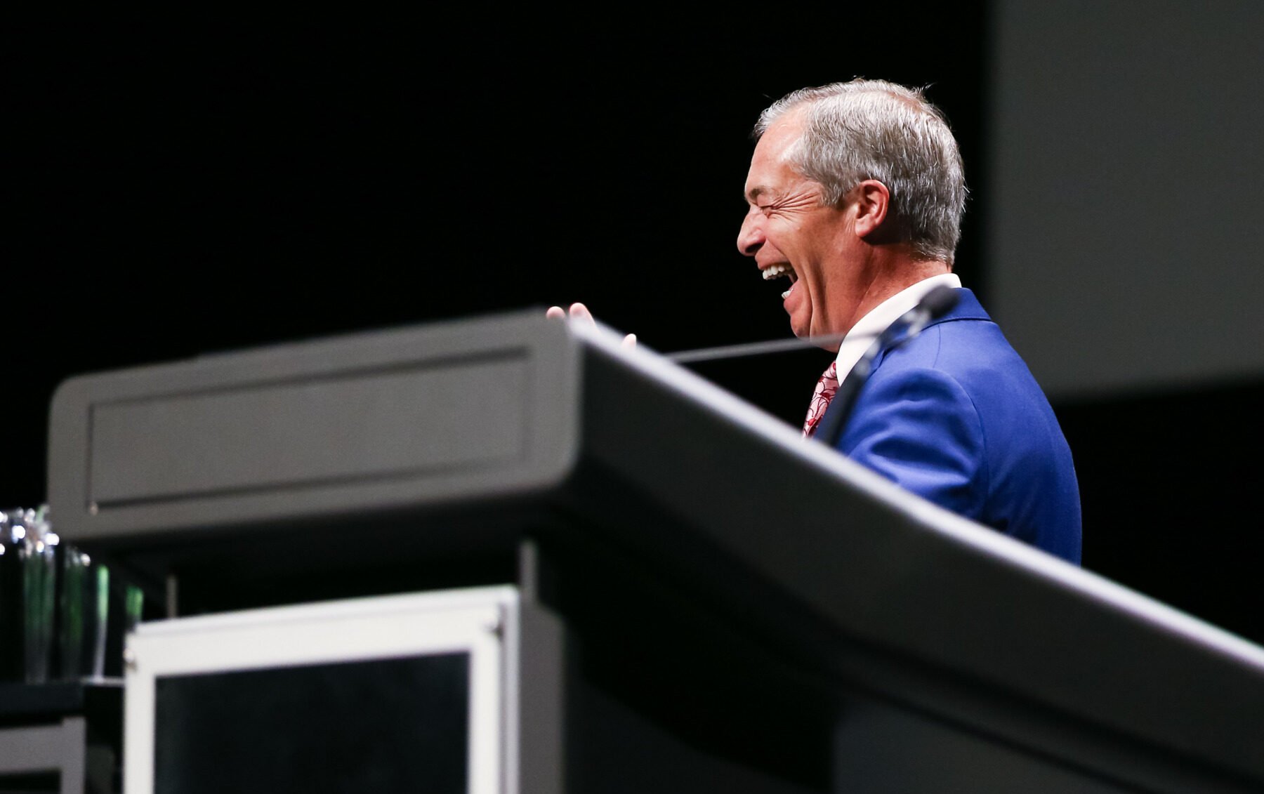 Nigel Farage, liderul Reform UK, are intenția de a trimite înapoi la talibani femeile afgane care cer azil, în cazul în care devine prim-ministru