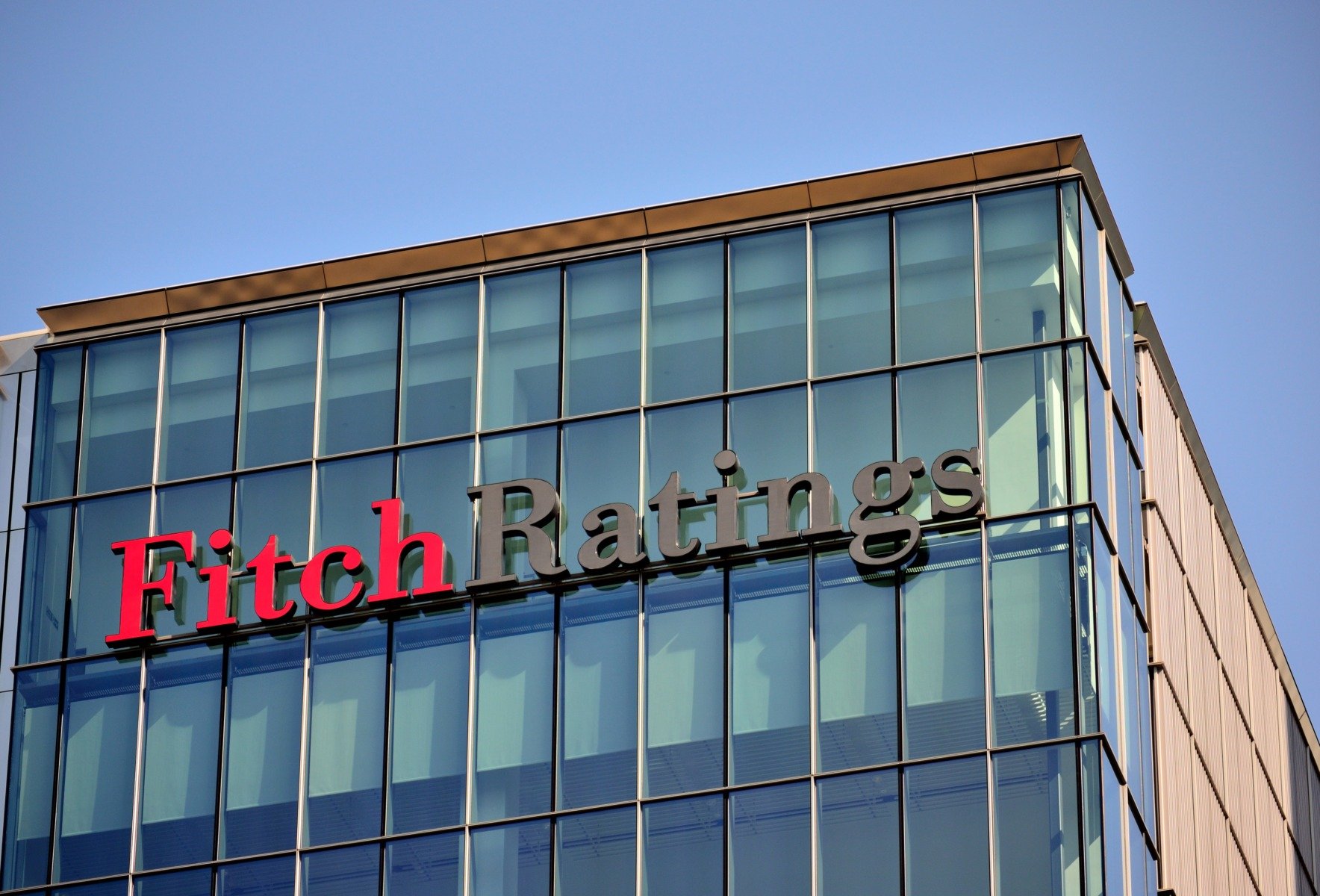 [ad_1] Agenția de rating Fitch a diminuat vineri calificativul suveran al Franței, ajungând la cel mai scăzut nivel în istorie, retrăgând astfel statutul de țară cu economie a doua ca mărime din zona euro, în contextul unei crize politice și a unui nivel în creștere al datoriei publice, conform informațiilor furnizate de surse specializate în domeniu