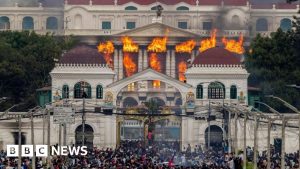 Parlamentul din Nepal a fost incendiat după ce prim-ministrul a demisionat în urma protestelor anti-corupție violente.