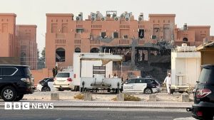 Iată o reformulare a titlului: “Israel lansează atac împotriva liderilor seniori ai organizației Hamas din capitala Qatarii”. 

Sau, altfel spus: “Forțele israeliene desfășoară o operațiune militară împotriva unor înalți lideri ai grupării Hamas în orașul principal al Qatarii”. 

Sau, într-o altă variantă: “Israel inițiază un atac-surpriză asupra unor lideri de frunte ai mișcării Hamas în capitala statului qatarian”.