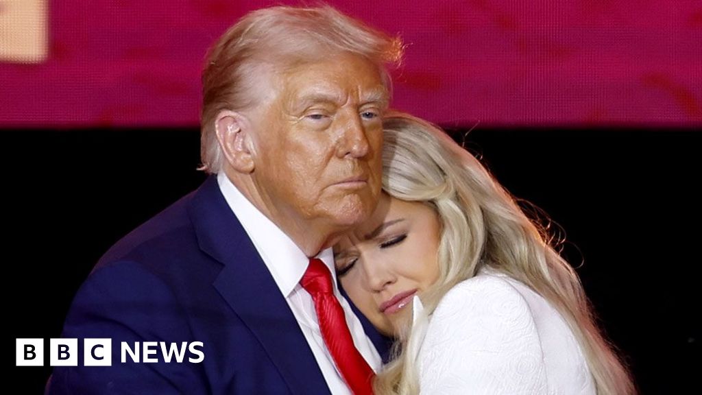 Președintele Trump laudă pe Charlie Kirk ca martir în fața a mii de persoane la o ceremonie de comemorare.