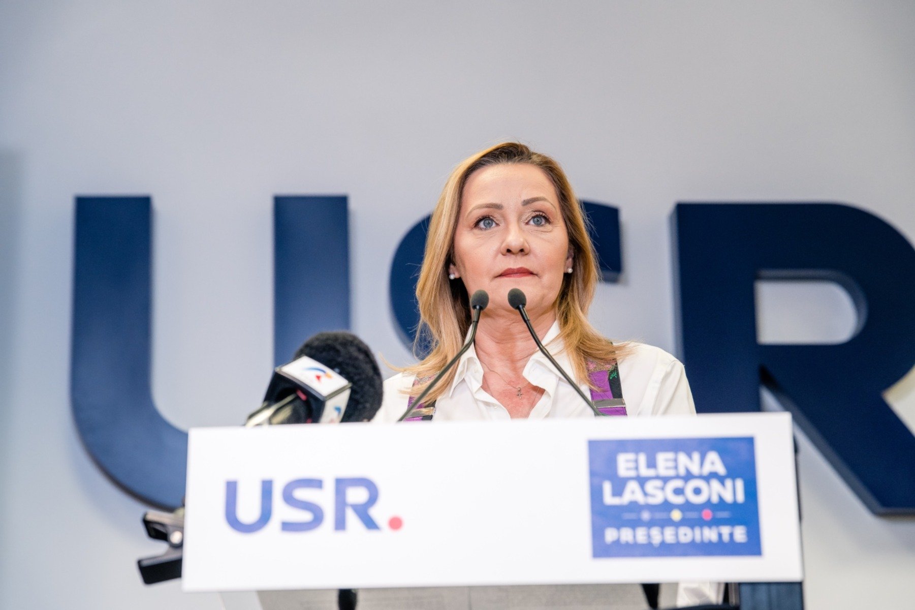 Elena Lasconi avertizează că trimiterea a 45% dintre angajați acasă ar putea duce la închiderea Primăriei; primarul din Câmpulung a fost primul candidat la prezidențiale care a propus ca Ilie Bolojan să devină premier