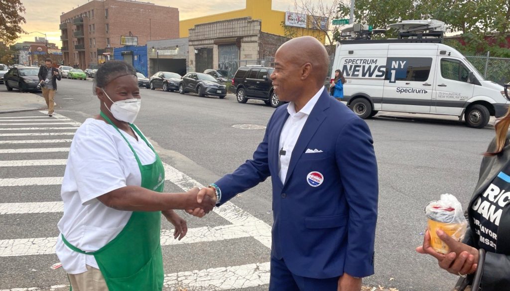 [ad_1] Primarul New Yorkului în ultimele luni ale mandatului său, Eric Adams, a anunțat duminică că renunță la candidatură pentru reales, cu puțin peste o lună înainte de alegeri, scrutin care va fi atent monitorizat de președintele Donald Trump