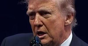 Președintele Trump a avut o “mică problemă” cu Institutul Smithsonian.

Sau, într-o variantă reformulată:
Fostul președinte american Donald Trump a întâmpinat o “mică dificultate” cu instituția muzeală și de cercetare Smithsonian.

Sau, într-o altă variantă:
Trump a avut un “mic conflict” cu prestigiosul institut de știință și cultură Smithsonian.

Toate variantele păstrează esența mesajului original, dar cu formulări și cuvinte diferite.