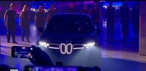 Inaugurarea oficială a fabricii BMW în Debrețin, Ungaria, cu premierul Viktor Orbán având declarații despre calitatea remarcabilă și impresionantă