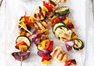 Ghid simplu pentru prepararea rapidă a frigăruilor de pui și legume pe aragaz, în tigaia grill, ideale alături de orez, pâine sau o salată improvisată