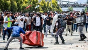 Nepal ridică interdicția privind rețelele de socializare care a declanșat proteste mortale ale Generației Z. 

 Sau 

 Guvernul din Nepal anulează restricțiile impuse asupra platformelor de socializare care au provocat demonstrații violente ale tinerilor din Generația Z.

Sau 

 Autoritățile din Nepal renunță la interdicția privind utilizarea rețelelor de socializare, care a generat proteste fatale în rândul membrilor Generației Z.

Toate variantele reformulate prezintă același sens și conținut ca textul original, dar folosesc cuvinte și structuri diferite pentru a oferi alternative de exprimare.