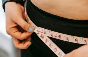 Grăsimea viscerală, ascunsă și periculoasă pentru sănătate, nu se observă precum „colăcelul”, iar specialistul explică că alimentele cu zahăr și carbohidrați rafinați sunt principalii factori de acumulare