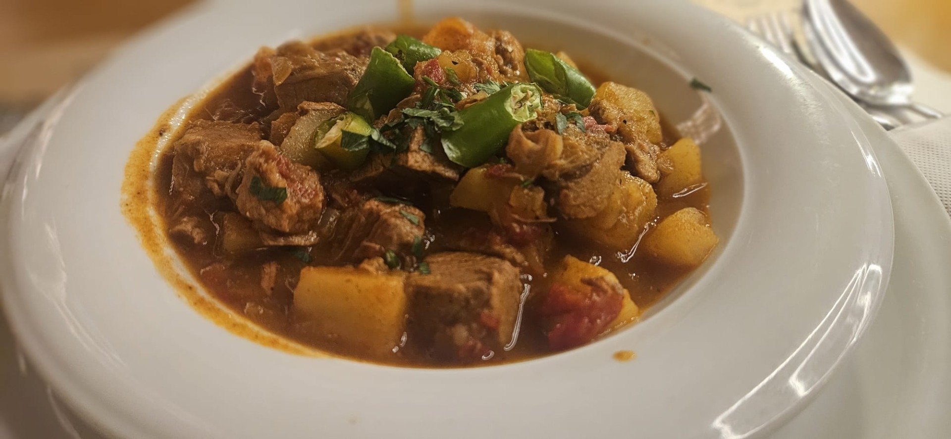 Gulaș rapid și ușor, preparat în sub o oră / Rețetă inspirată din bucătăria ungurească, adaptată pentru un stil de viață actual