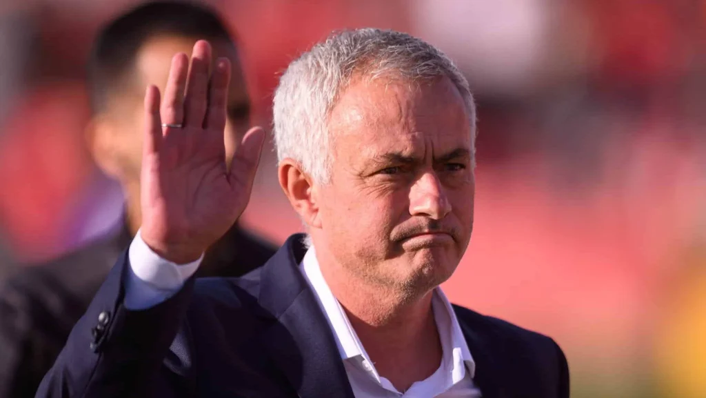 Revenirea lui Mourinho la Benfica: Cum s-a desfășurat reîntoarcerea celui mai controversat antrenor de fotbal în fruntea echipei portugheze de fotbal.