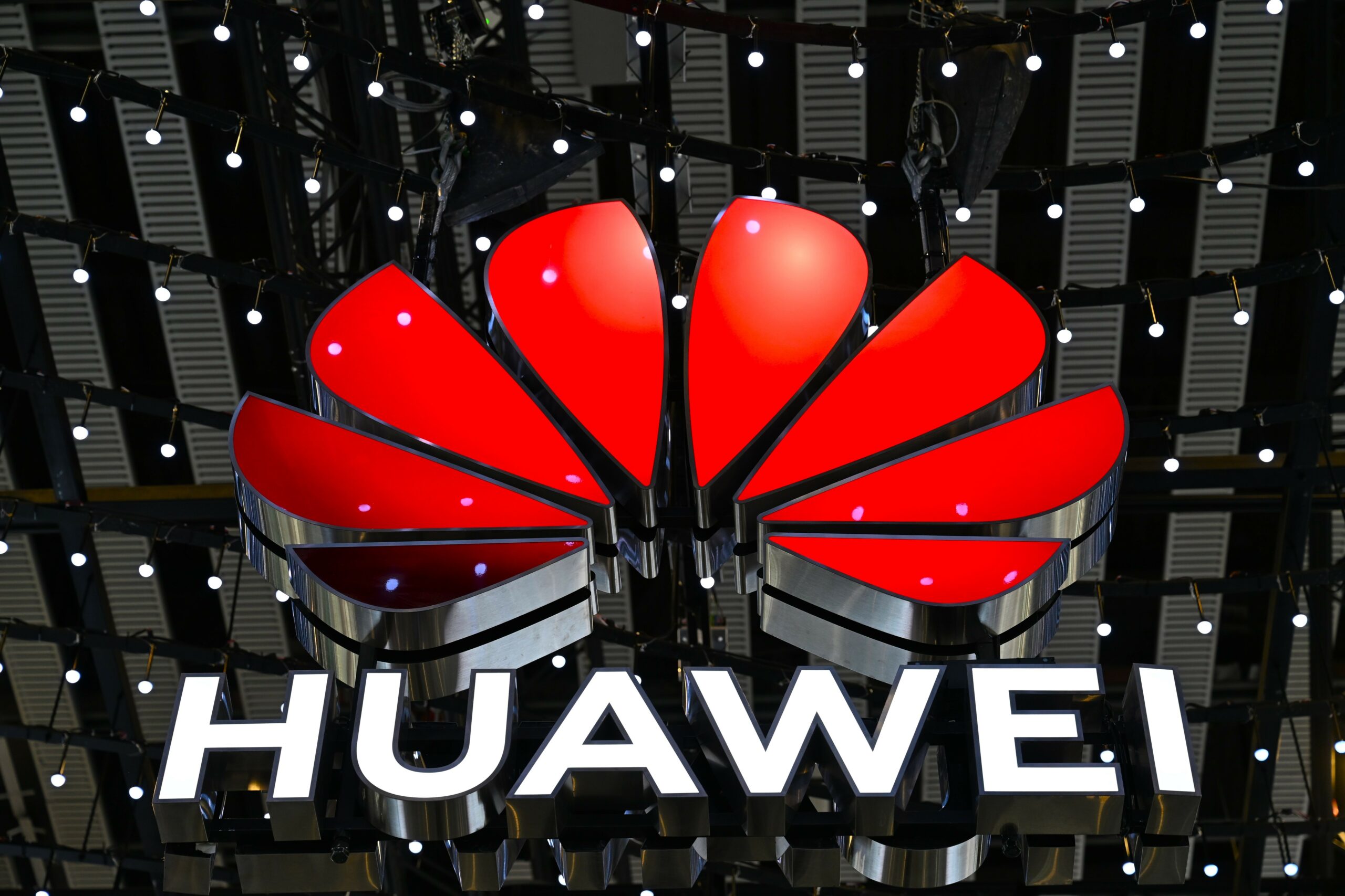 [ad_1] Huawei Technologies a anunțat recent planurile de a lansa cele mai puternice clustere de calcul din lume pentru inteligența artificială, în ciuda restricțiilor impuse de SUA privind accesul la cipuri avansate, precum cele produse de Nvidia