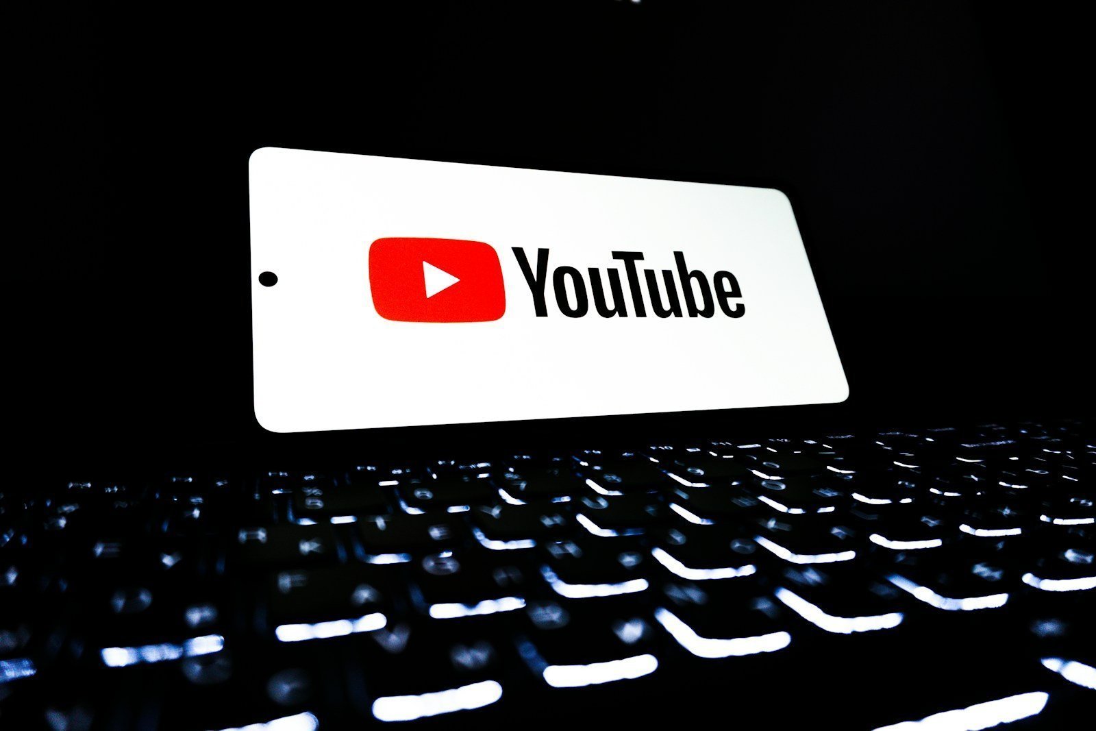YouTube va readuce la activitate creatorii interziși pentru dezinformare, fără a le permite verificatorilor de fapte să impună măsuri sau să eticheteze conținutul platformei