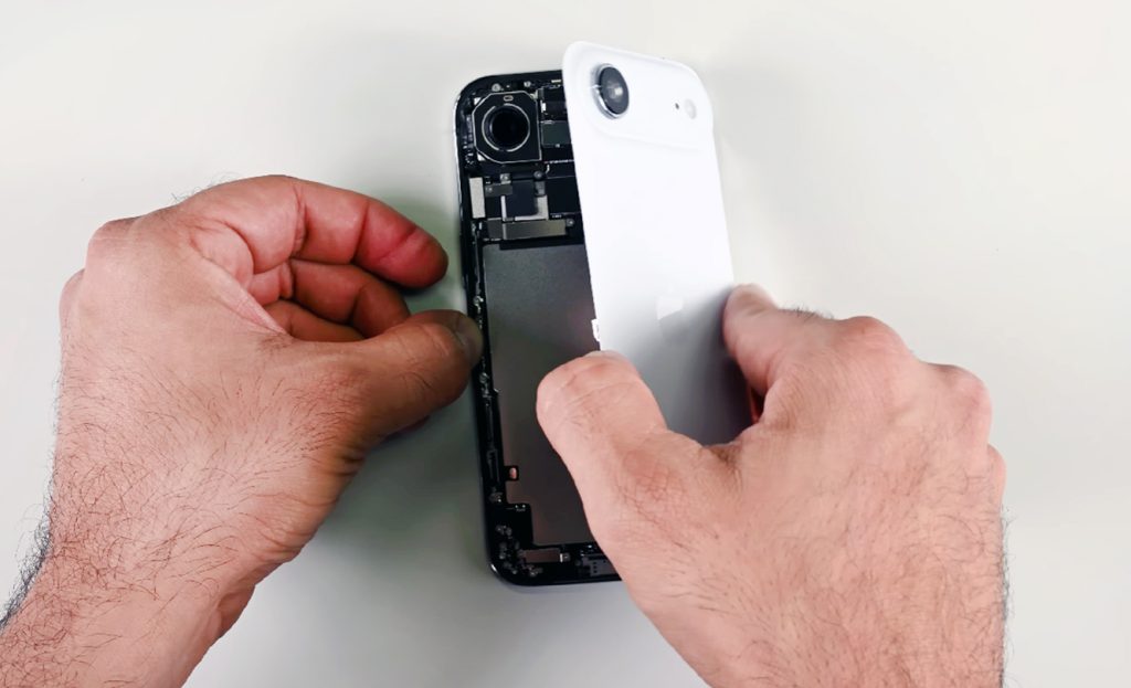 [ad_1] iPhone Air, cell ca fost recent analizat de specialiștii de la iFixit, reprezintă un exemplu notabil de echilibru între design ultra-compact și reparabilitate