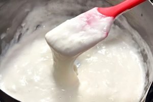 Video: Iaurtul elastic, noua tendință culinară care face furori pe rețelele sociale și în magazinele din întreaga lume / Nu este doar o alternativă sănătoasă pentru desert