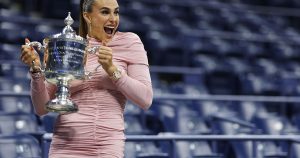 Iată o posibilă reformulare a textului:
“Aryna Sabalenka, o glumă strălucită despre cel mai mare premiu în bani din istoria tenisului! Câți bani a câștigat după victoria ei spectaculoasă la Turneul de Tenis din New York”