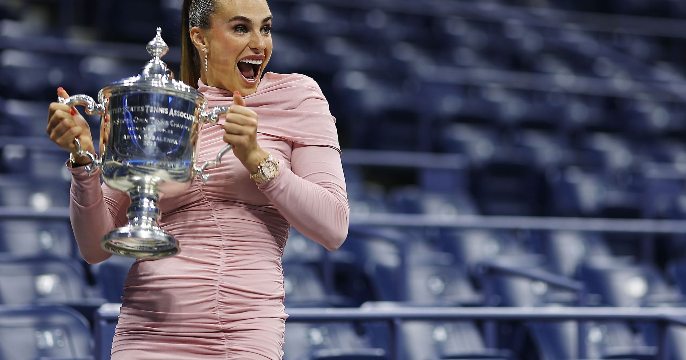 Iată o posibilă reformulare a textului:
„Aryna Sabalenka, o glumă strălucită despre cel mai mare premiu în bani din istoria tenisului! Câți bani a câștigat după victoria ei spectaculoasă la Turneul de Tenis din New York”