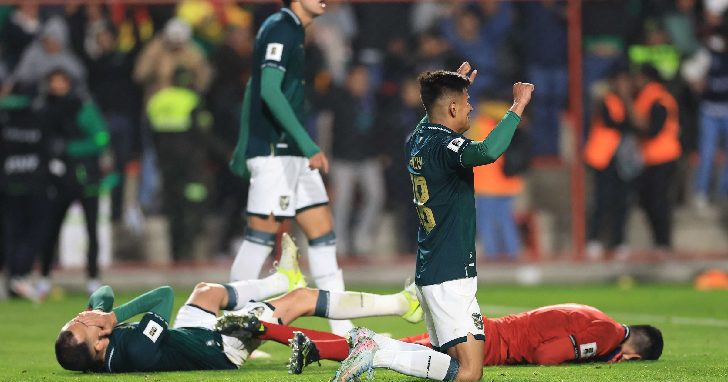 Echipele Argentinei și Braziliei suferă înfrângeri în ultima rundă de calificări pentru Campionatul Mondial, în timp ce Bolivia reușește să obțină calificarea pentru barajul pentru turneul final în mod dramatic.