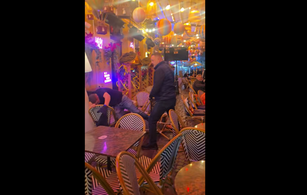 Civili bătuți în Centrul Vechi, după ce agenții de siguranță ai unui local au intervenit violent asupra mai multor persoane